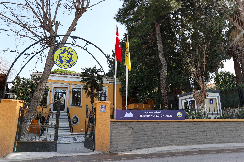 Cumhuriyet Kütüphanesi Minik Okuyucuların Yüzünü Güldürüyor